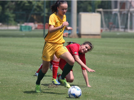 U16 Australia (áo vàng) là đội mạnh nhất tại bảng D vòng loại giải U16 nữ châu Á 2017.